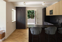 Pohled do bytu v suterénu (Rekonstrukce vily na Vinohradech; Atelier Hajný)