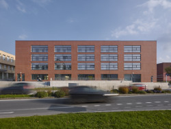 Náměstí 28. října v Orlové, Atelier RAW: Součástí projektu bylo také jednoúrovňové veřejné parkování, jedná se o garáže umístěné pod plochou náměstí