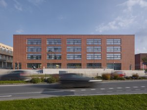 Náměstí 28. října v Orlové, Atelier RAW: Součástí projektu bylo také jednoúrovňové veřejné parkování, jedná se o garáže umístěné pod plochou náměstí