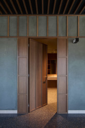 Významnou materiálovou roli hraje hlína, jsou z ní třeba hliněné omítky. (Restaurace Hansik v Praze; Neuhäusl Hunal)