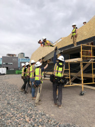 Tým studentů výzkumnou stanici na Antarktidu nejdříve kompletně postavil na univerzitním pozemku v Denveru. 