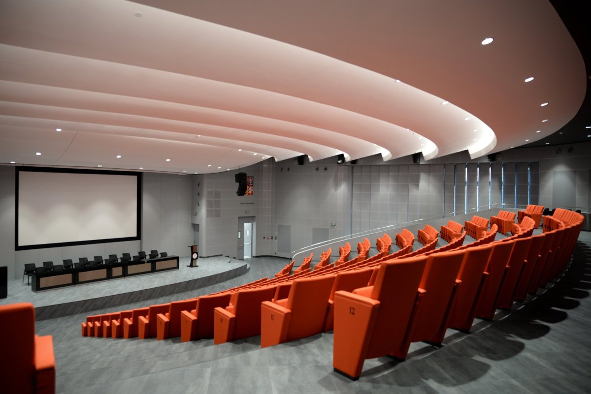 Čerstvě zrekonstruovaná UTB aula ve Zlíně od Evy Jiřičné (Al - Design)