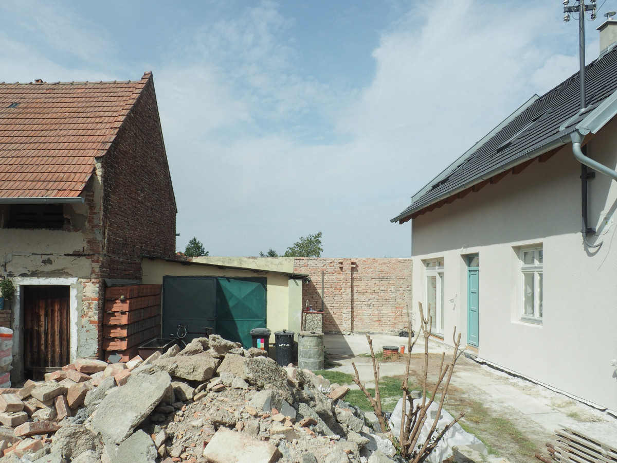 Původní stav (Terasa a zázemí ve stodole; tamti_architekti)