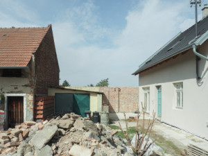 Původní stav (Terasa a zázemí ve stodole; tamti_architekti)