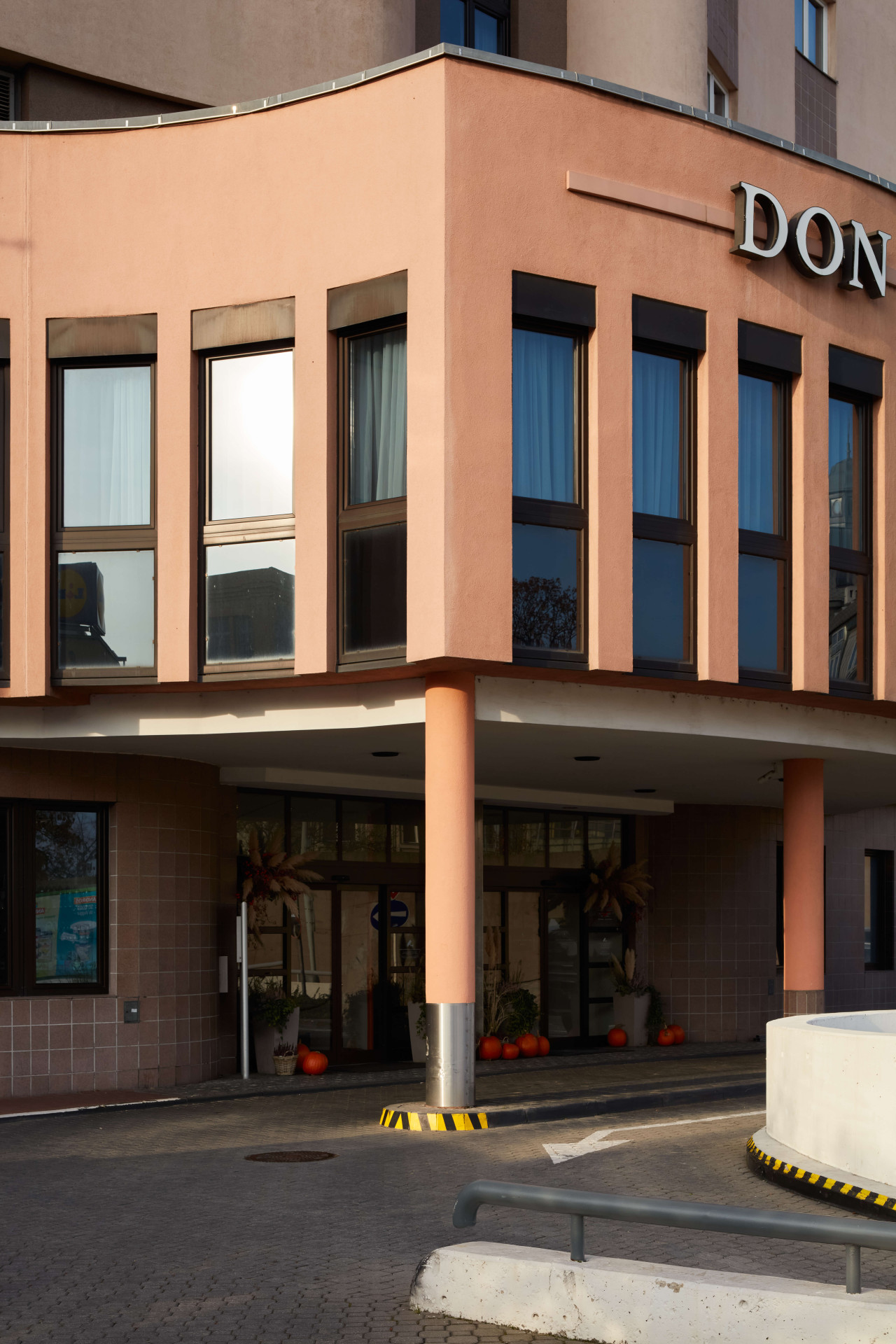 Vstup do hotelu. Za ním se nachází hala s dvouramenným schodištěm. Původně byla podlaha černá a strop na sobě měl bodová světla rozhozená jako hvězdy. Současná verze vstupní haly je bílá.