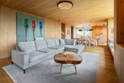 Když přijdete do „rodinné boudy“ na návštěvu, nejvíce času strávíte ve světnici. (OK PLAN ARCHITECTS, Rodinná bouda)