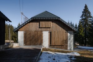 Chalupě zůstal původní tvar. (Rekonstrukce chalupy Borová Lada; Studio Plyš)