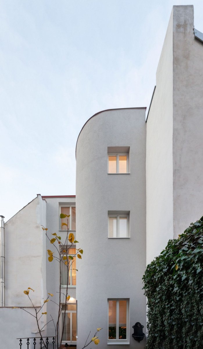 Rekonstrukce rodinného domu RK 17 na Praze 2 od Markéty Zdebské ze studia BY architects, realizace 2019