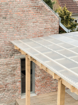 Dříve využívaný chlívek teď funguje jako technické zázemí sousedícího rodinného domu a zároveň malé wellness. (Terasa a zázemí ve stodole; tamti_architekti)