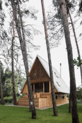 Architekti Martin Maňo a Tomáš Amtmann navrhli na břehu slovenské vodní nádrže Horná Studená Voda dřevěnou chatu