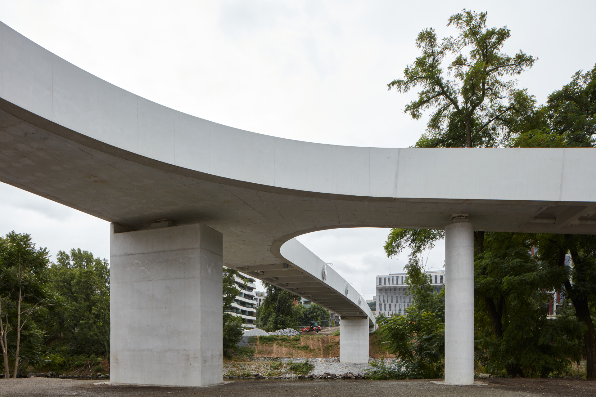 Spojuje dva trendy distrikty, Holešovice a Karlín, píše The New York Times. Pěší spojení oběma čtvrtím velmi prospělo.