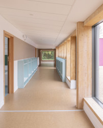 Škola ve francouzském Josnes od studia FAUN