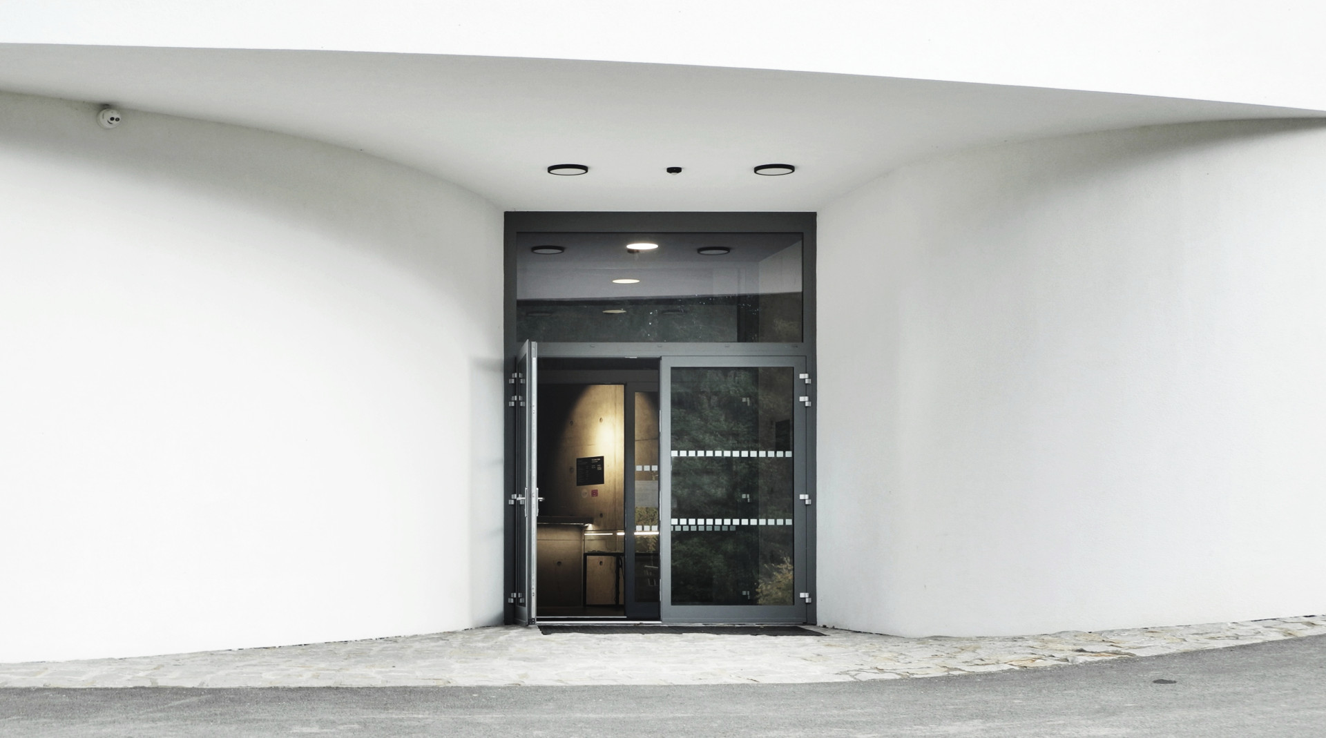 Za novým návštěvnickým centrem osady Ploština stojí studio Art Consultancy.