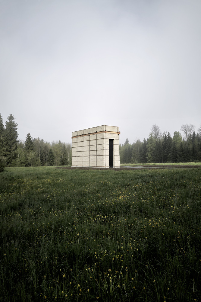 Kromě hlíny je důležitá také černá ocel, z níž je portál. (věž v Chamsu, Bolthauser Architekten a další)