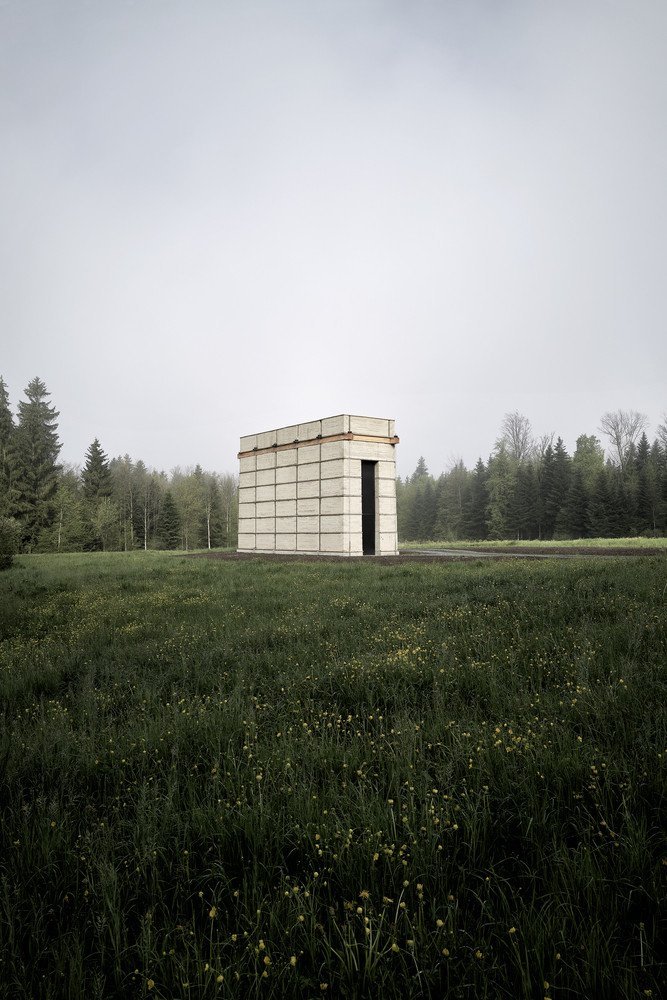 Kromě hlíny je důležitá také černá ocel, z níž je portál. (věž v Chamsu, Bolthauser Architekten a další)