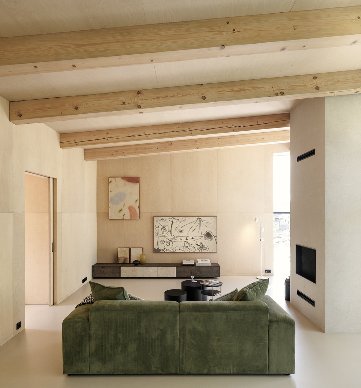 Komín s krbovou vložkou se nachází v obývací části domu. (Dům inspirovaný australskou architekturou; Anna Koukolová architekti)