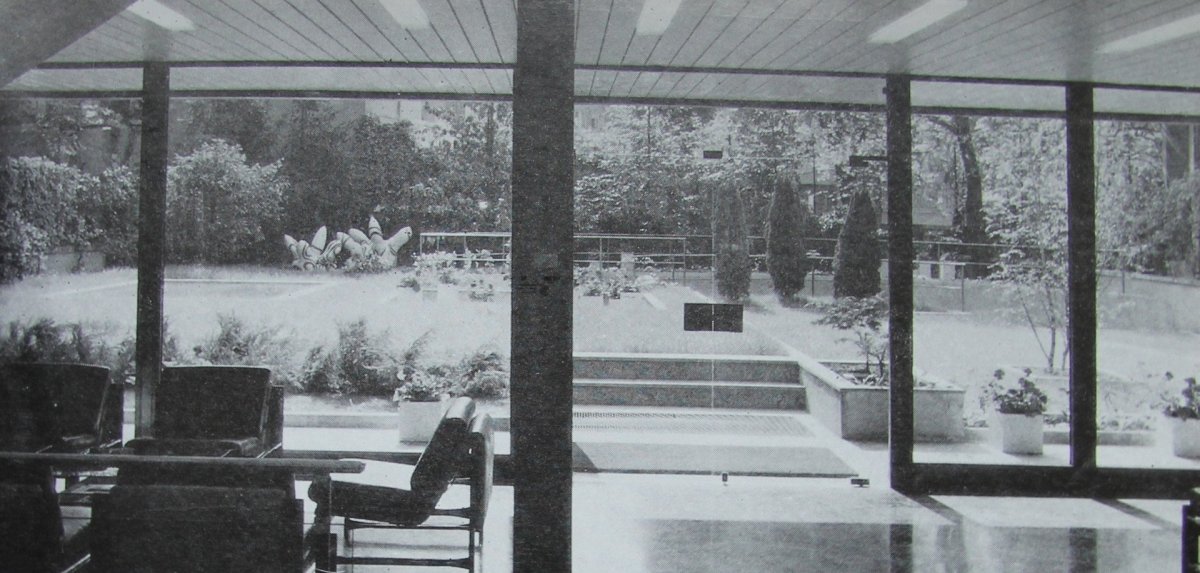Zdeněk Kuna: Československý zastupitelský úřad, Milán, 1971 až 1976, pohled do dobového interiéru. Zdeněk Kuna: Československý zastupitelský úřad, Milán, 1971 až 1976, dobová fotografie.