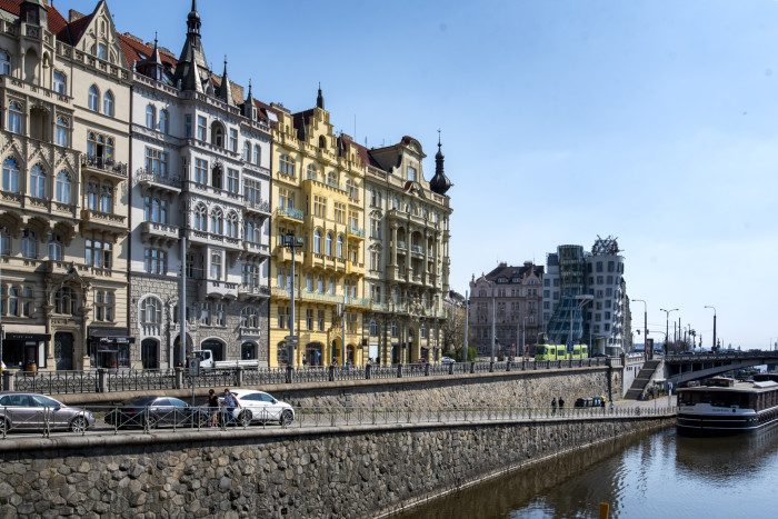 Rekonstrukce historické budovy na Masarykově nábřeží v Praze s podlahovým vytápěním REHAU