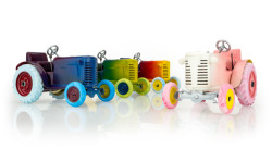 Traktůrek od KOVAP studia gentle & more v barevném provedení navrženém studenty UMPRUM, zatím se neprodávají, ale jednou třeba budou.