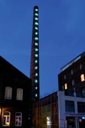 Obr. 1: Světelná instalace na komínu pivovaru, Unna, Německo, umělec Mario Merz - foto