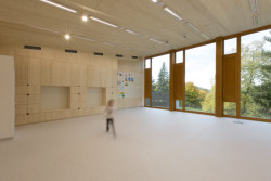 Přístavba školy ve Studenci, CHRAMA: Čistým interiérům dominuje ve společných prostorách pohledový beton, v prostorách tříd naopak světlé odstíny dřevěného obložení