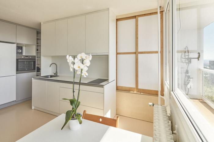 Byt Troja, kuchyň a posuvné dveře do ložnice, 0,5 Studio