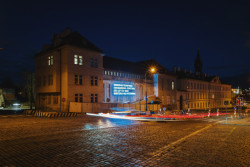 Světelný nápis na fasádě Kunsthalle Praha, Joël Andrianomearisoa