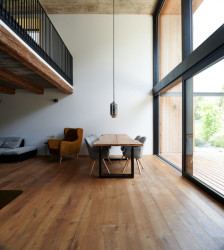 Převýšená jídelna se otevírá do intimní části zahrady. (Dům ve třech zahradách, Air ateliér)