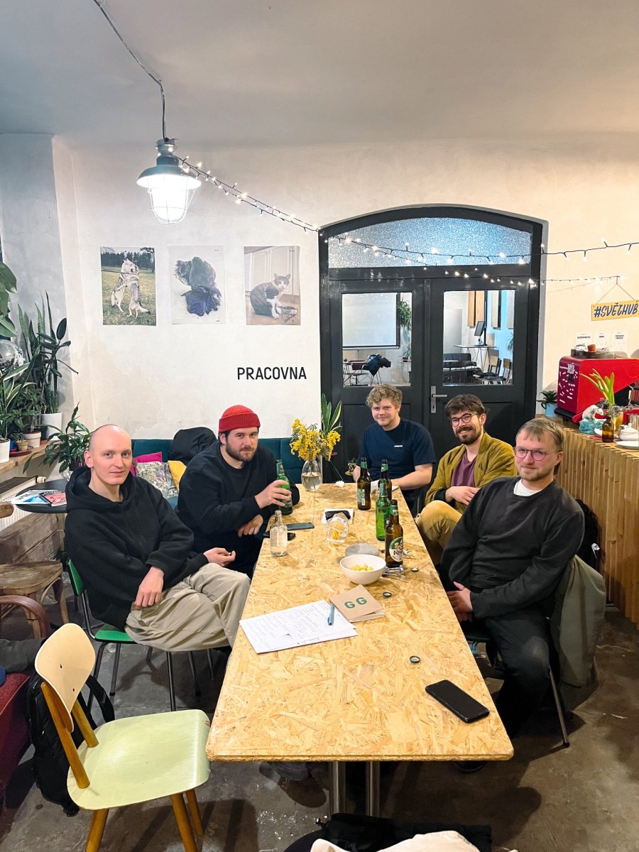 Tamti architekti - zleva: Šimon Semerák, Štěpán Perný, Ondřej Machač, Oskar Madro a Adam Dvořák - tvoří dynamický kolektiv. Každý z nich má trochu jiné zaměření, a tak se při společných projektech doplňují tak, jak je zrovna potřeba.