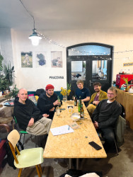 Tamti architekti - zleva: Šimon Semerák, Štěpán Perný, Ondřej Machač, Oskar Madro a Adam Dvořák - tvoří dynamický kolektiv. Každý z nich má trochu jiné zaměření, a tak se při společných projektech doplňují tak, jak je zrovna potřeba.