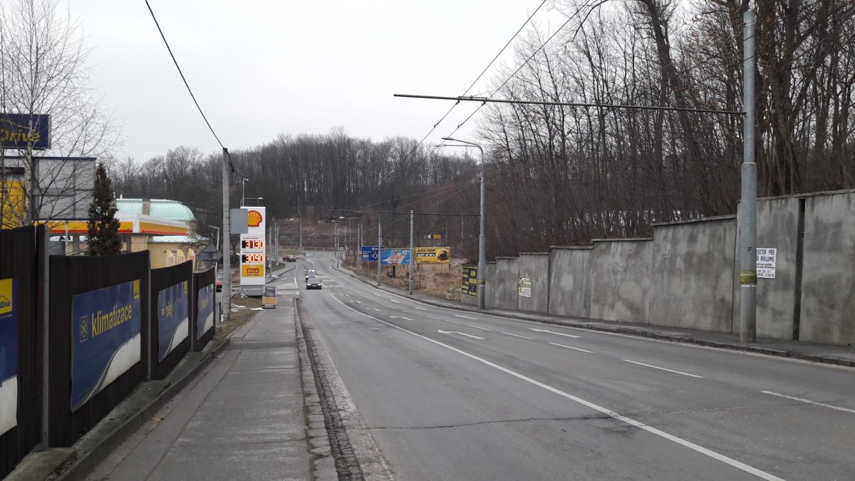 Plochy zdí a neprůhledné ploty vytvořily z ostravské ulice tranzitní prostor.