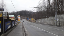 Plochy zdí a neprůhledné ploty vytvořily z ostravské ulice tranzitní prostor.