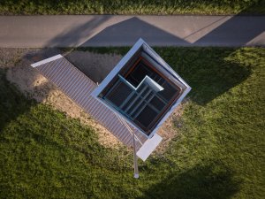 Cíle cest je projekt města Litomyšl. Jsou to drobné intervence do krajiny od architektů. (Rozhledna na Litomyšl, atelier-r)