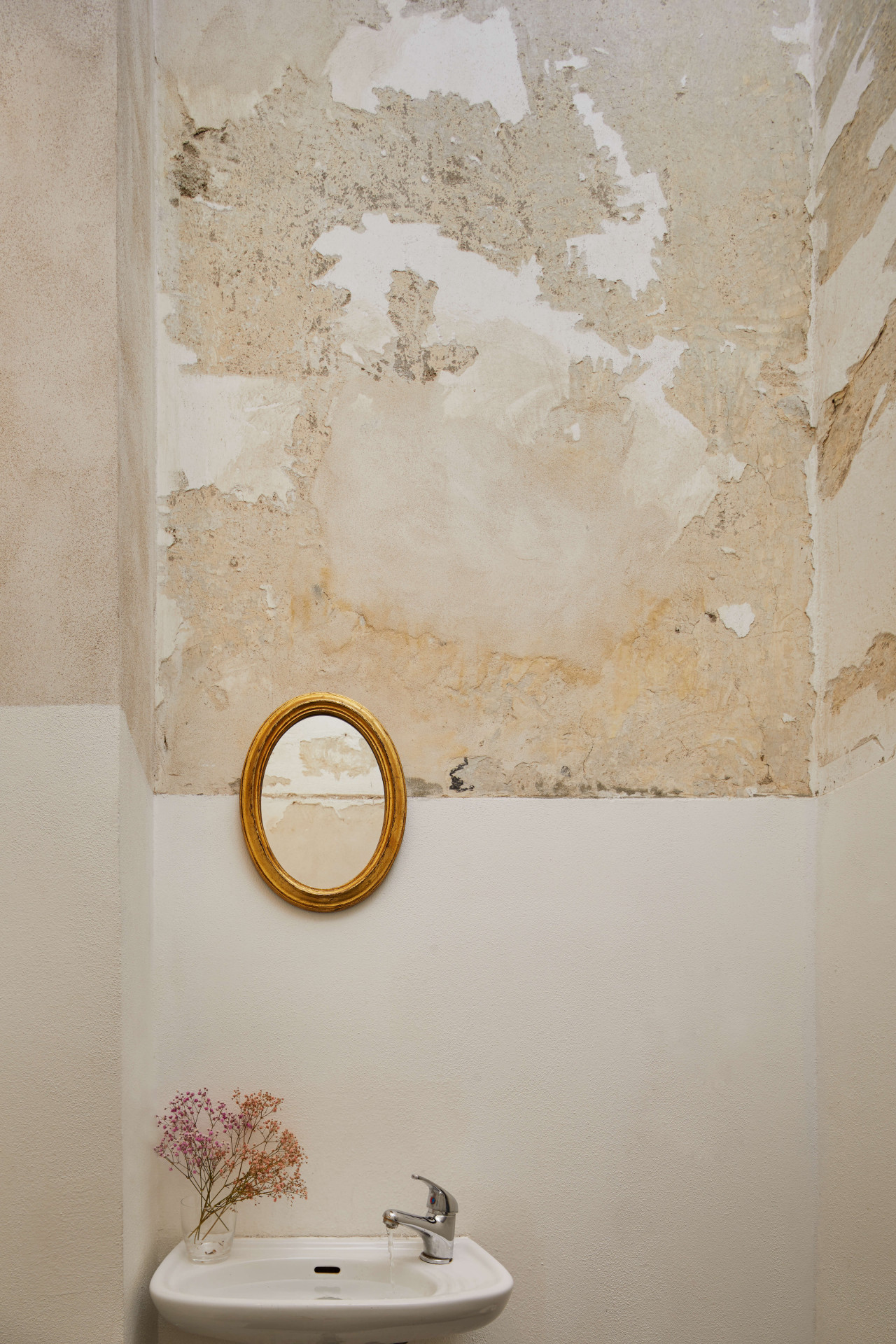 Interiér Galerie Karpuchina v Praze od studia Plus One Architects