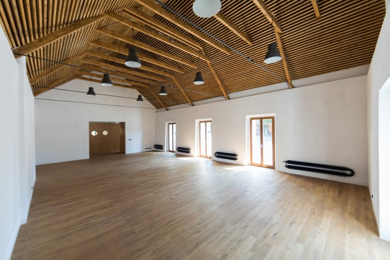 Rekonstrukce hospody se sálem v Máslovicích od bod architekti