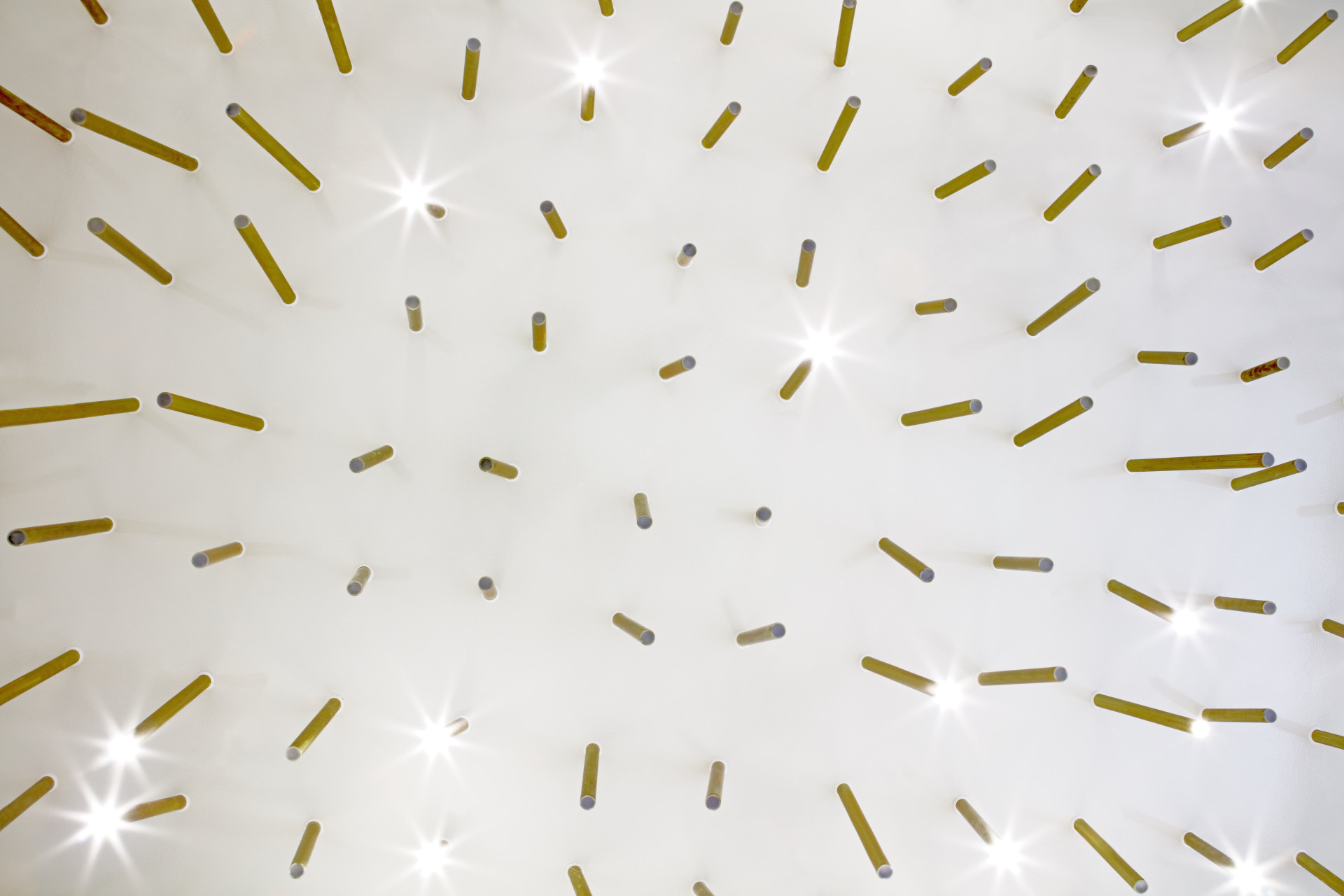 Cyklobutik L27, P6PA+Architects: Mosazné osvětlení nechali architekti vyrobit na míru této prodejně. Má evokovat výplet ráfků kol