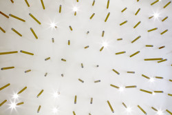 Cyklobutik L27, P6PA+Architects: Mosazné osvětlení nechali architekti vyrobit na míru této prodejně. Má evokovat výplet ráfků kol