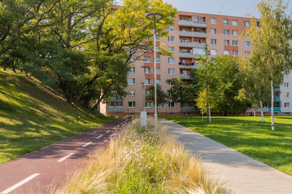 Projekt je to velký, celé území má 8 ha a úpravy stály 3,5 milionů eur. Uskutečnil se ale poměrně rychle, 2017 proběhla architektonicko-krajinářská soutěž, povedlo se získat peníze z evropských fondů a v roce 2022 došlo během jednoho léta k realizaci.