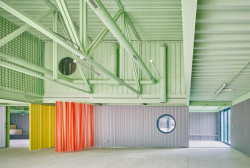 Educan Centrum od španělského studia Eeestudio