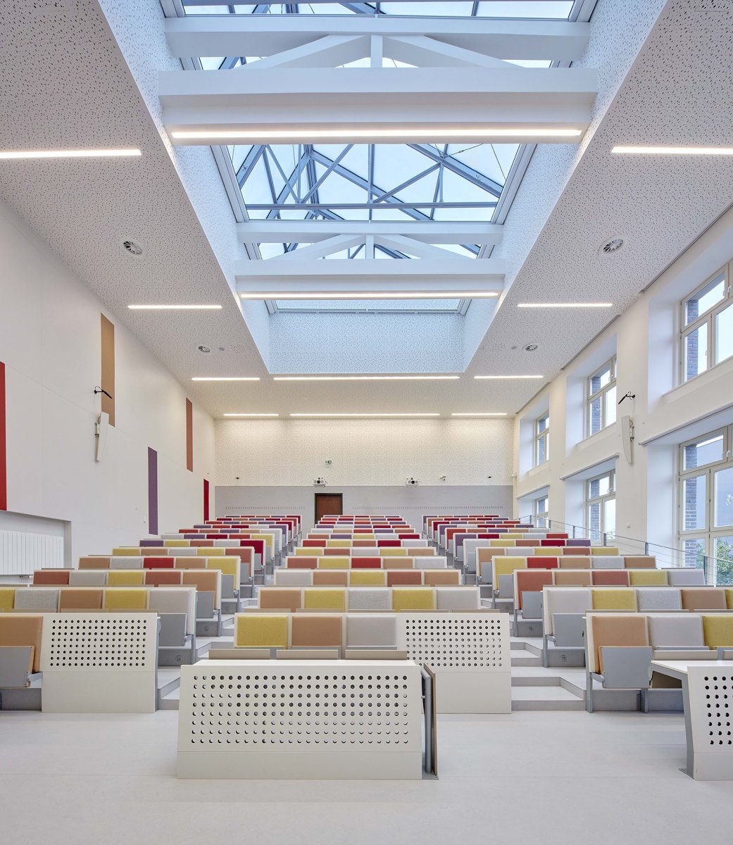 Akustické řešení Rigips v učebnách a školkách (na obrázku posluchárna Právnické fakulty Masarykovy univerzity v Brně)