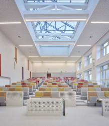 Akustické řešení Rigips v učebnách a školkách (na obrázku posluchárna Právnické fakulty Masarykovy univerzity v Brně)