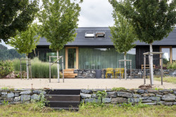 Rodinný dům blízko Kamýku navrhl ateliér mjölk architekti. (Zahrada rodinného domu u vodní nádrže, Atelier Flera)