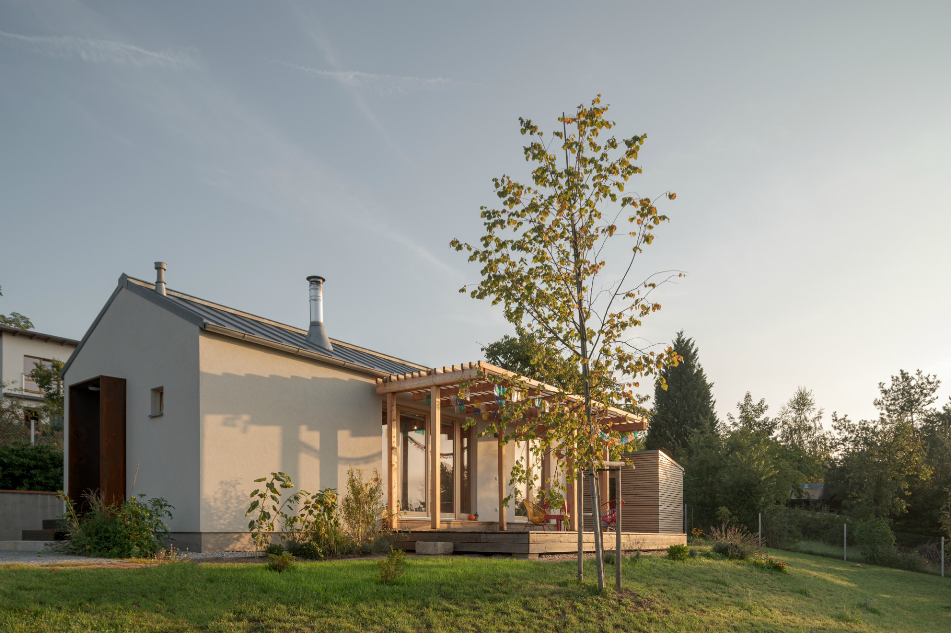 Rekreační domek v Plzni na Mikulce, architectureMADE © Matěj Hošek