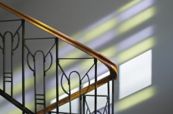 Studio janca architect zrekonstruovalo chátrající secesní vilu na rohu náměstí v Rožnově pod Radhoštěm.