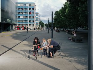 Kolekce Flaneur zahrnuje židle, stoličky, barové židle a stolky. Židle váží jen 6 kg a jsou stohovatelné.Dají se využít v restauracích i na ulici.