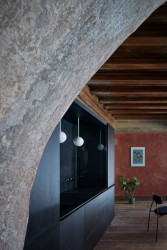 V přízemí domu funguje kavárna, v patře je teď nově apartmán k pronájmu.