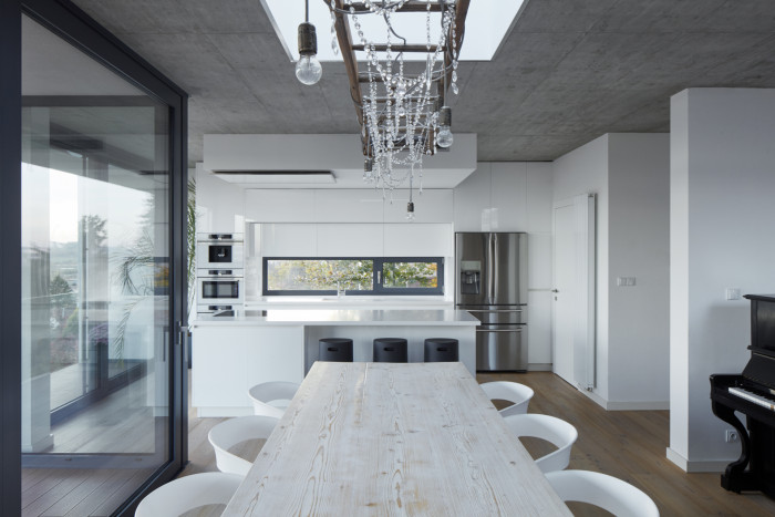 Dvě identické vily od studia Jestico + Whiles na jihozápadě Prahy