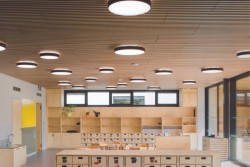 Mateřská škola Doubek v Pardubicích, Med Pavlík architekti: Nábytek je z biodesek, na podlahách je přírodní linoleum, na stropech akustické podhledy z dřevěných lamel