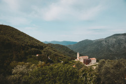 Vesnice leží v jižní části Korsiky a je proslulá pěstováním oliv.