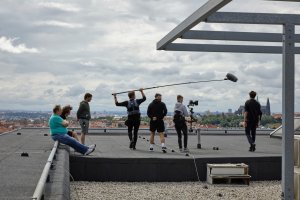Záběr z natáčení filmu (vpravo architekt Vojtěch Sosna)